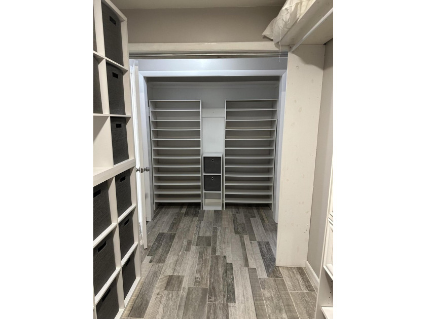 Welcome to this beautifully renovated 5-bedroom, 3-bathroom home - photo 42