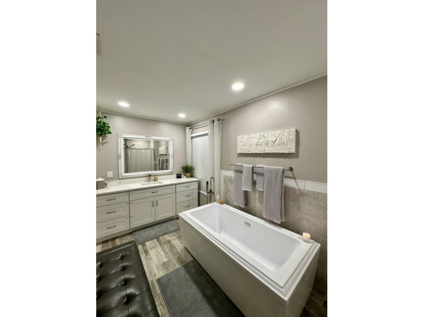 Welcome to this beautifully renovated 5-bedroom, 3-bathroom home - photo 43