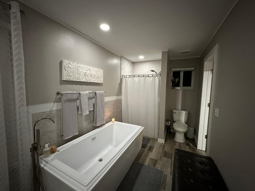 Welcome to this beautifully renovated 5-bedroom, 3-bathroom home - photo 44