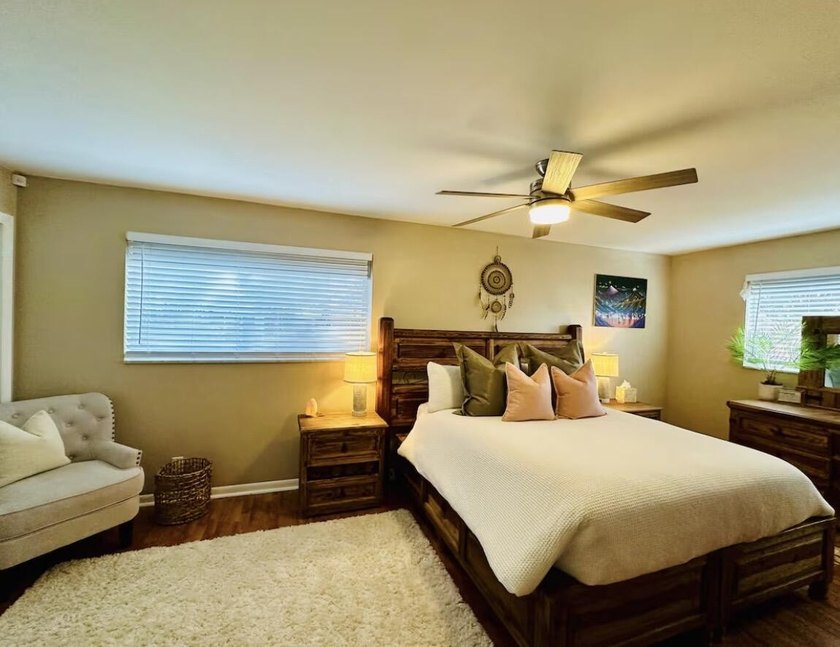 Welcome to this beautifully renovated 5-bedroom, 3-bathroom home - photo 45