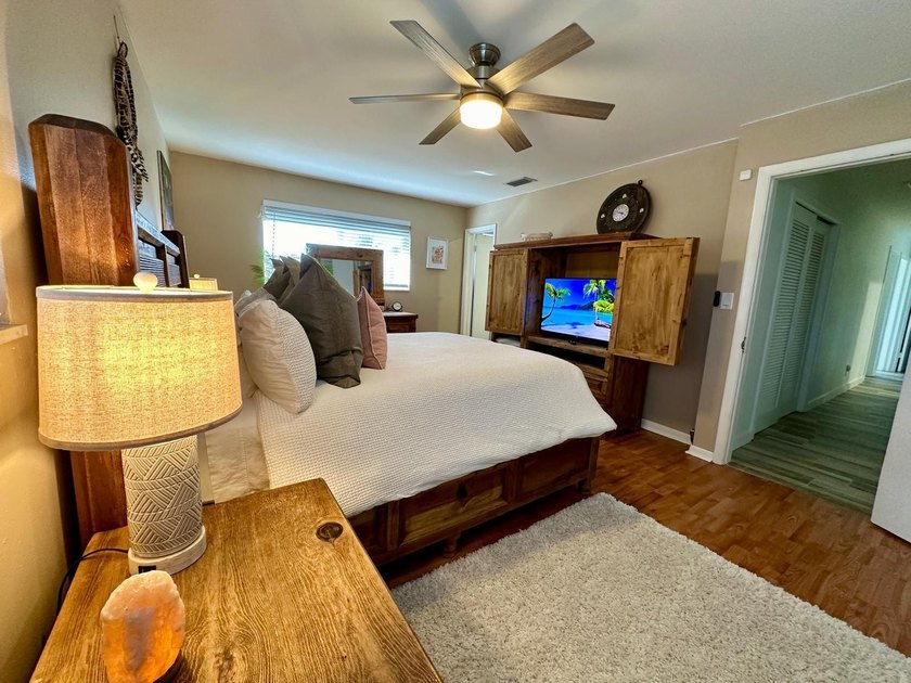 Welcome to this beautifully renovated 5-bedroom, 3-bathroom home - photo 46