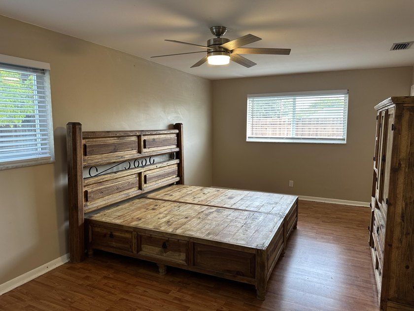 Welcome to this beautifully renovated 5-bedroom, 3-bathroom home - photo 47
