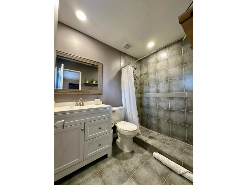 Welcome to this beautifully renovated 5-bedroom, 3-bathroom home - photo 49