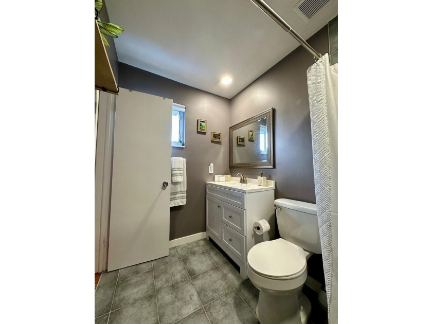 Welcome to this beautifully renovated 5-bedroom, 3-bathroom home - photo 50