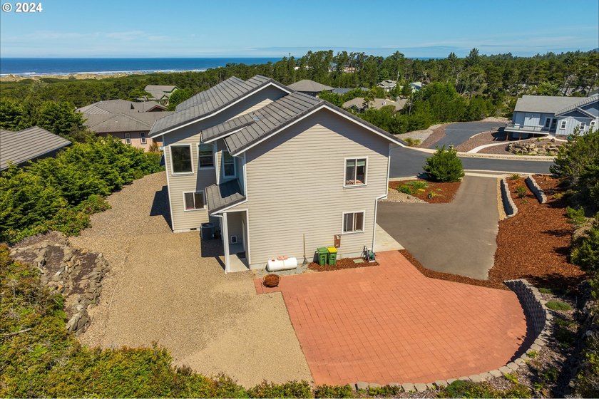 Stunning 2 story luxury home with incredible views of the ocean - photo 32