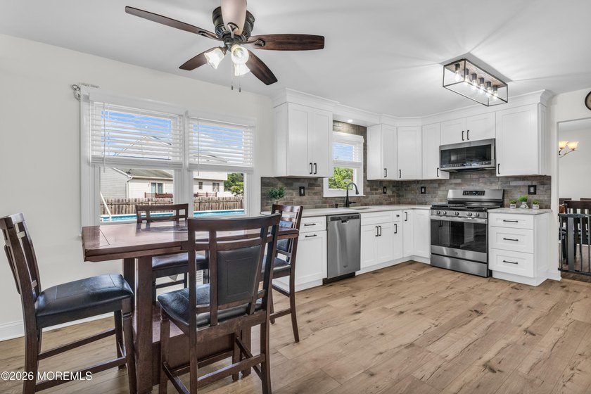 Welcome to this beautifully maintained 3-bedroom, 2.5-bath - photo 12