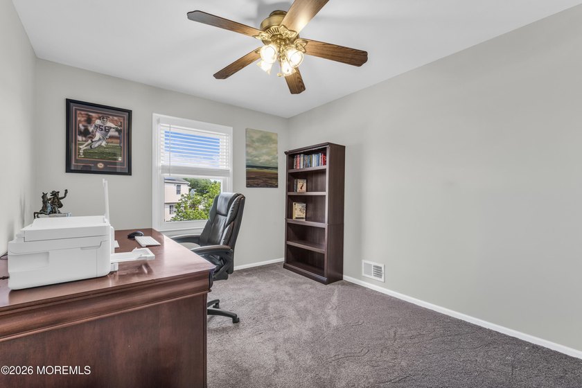 Welcome to this beautifully maintained 3-bedroom, 2.5-bath - photo 28