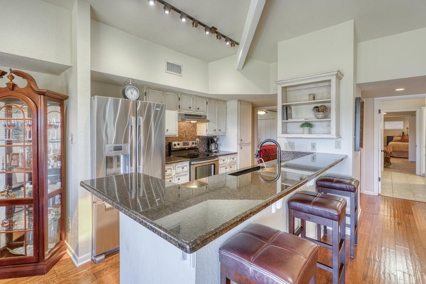 Townhome for sale in Horseshoe Bay West, just a golf cart ride - photo 8