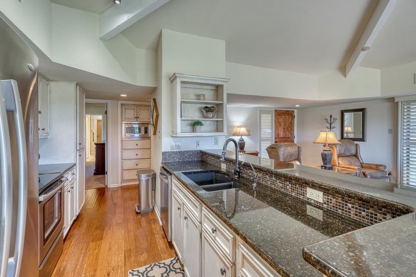 Townhome for sale in Horseshoe Bay West, just a golf cart ride - photo 10