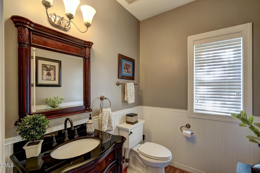 Perfect for entertainers alike, this beautiful all brick home - photo 11
