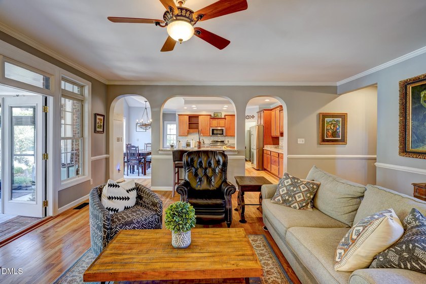 Perfect for entertainers alike, this beautiful all brick home - photo 14