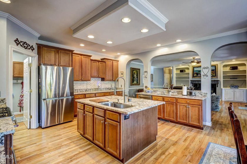 Perfect for entertainers alike, this beautiful all brick home - photo 15