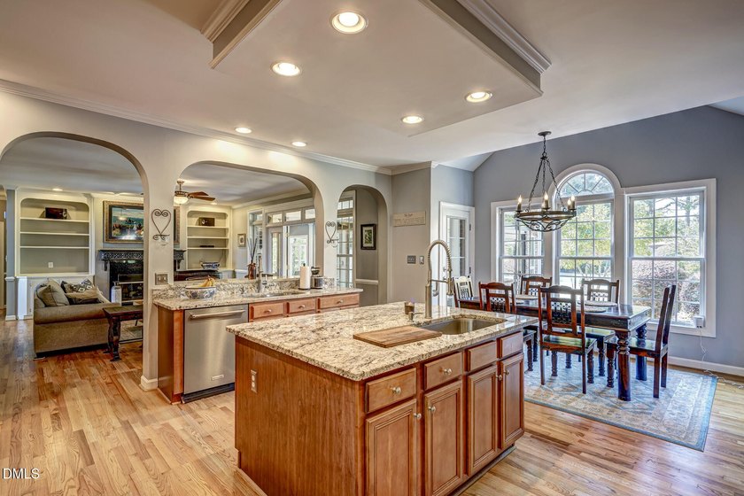 Perfect for entertainers alike, this beautiful all brick home - photo 16