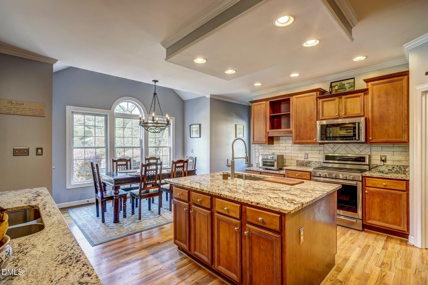 Perfect for entertainers alike, this beautiful all brick home - photo 17