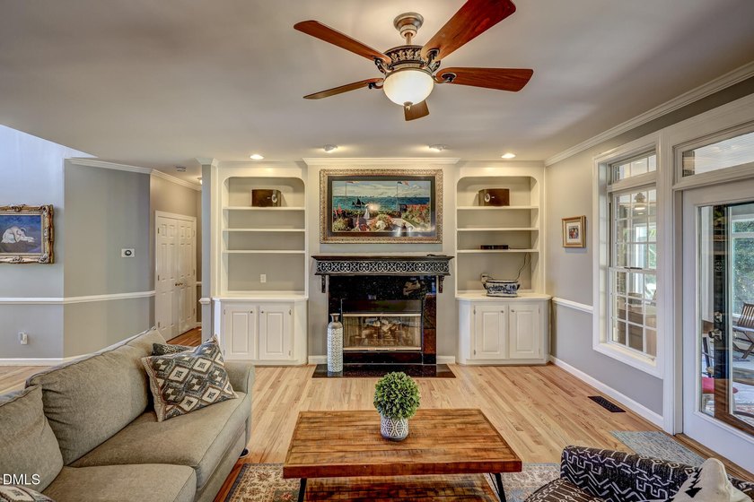 Perfect for entertainers alike, this beautiful all brick home - photo 20
