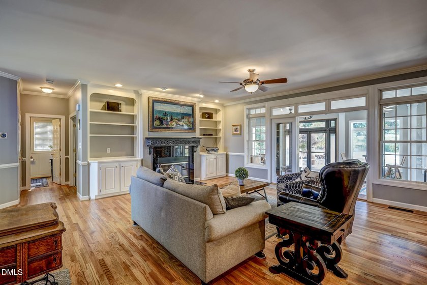 Perfect for entertainers alike, this beautiful all brick home - photo 21