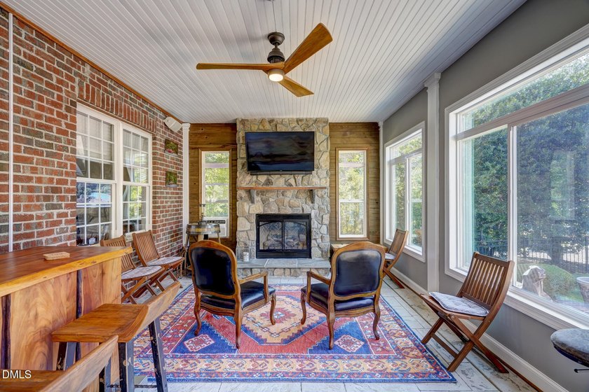 Perfect for entertainers alike, this beautiful all brick home - photo 28