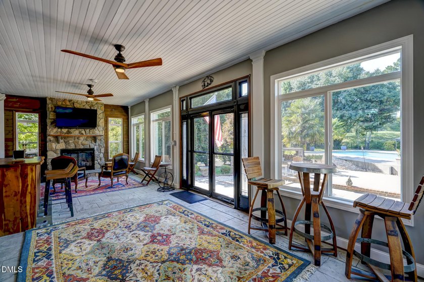 Perfect for entertainers alike, this beautiful all brick home - photo 29