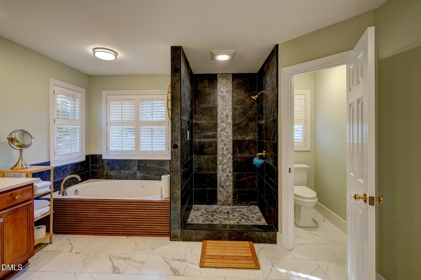 Perfect for entertainers alike, this beautiful all brick home - photo 40
