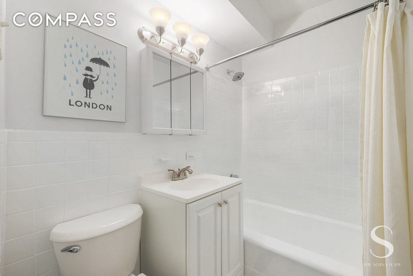 Bright South-Facing Upper East Side Studio Sun lovers, take note - photo 4