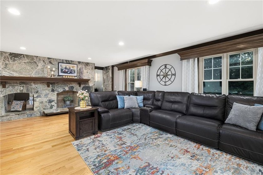Exceptional value for this legal 2-unit compound on 7.84 private - photo 18