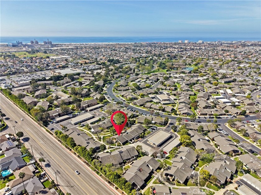 END UNIT... SINGLE STORY... 3 Bedroom, 2 bath home in the - photo 3