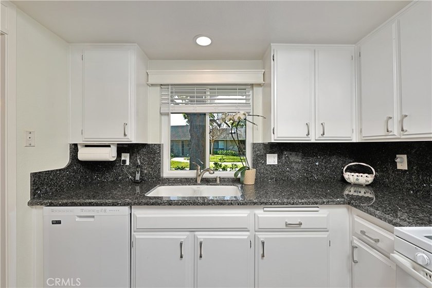 END UNIT... SINGLE STORY... 3 Bedroom, 2 bath home in the - photo 5