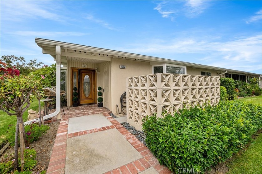 IMMACULANT 2 bedroom 1 1/2 bath corner unit in Mutual 10! This - photo 12