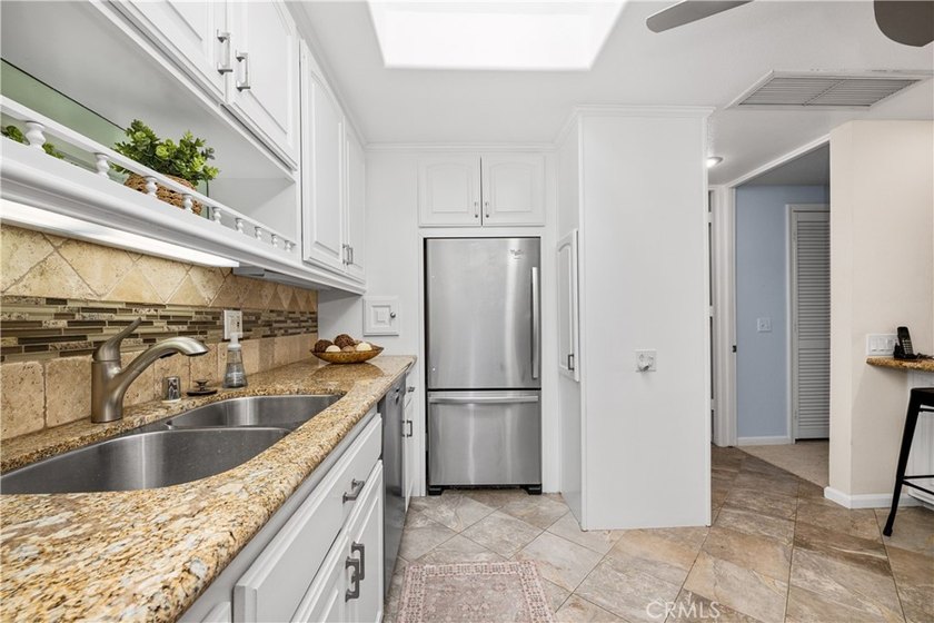 IMMACULANT 2 bedroom 1 1/2 bath corner unit in Mutual 10! This - photo 32