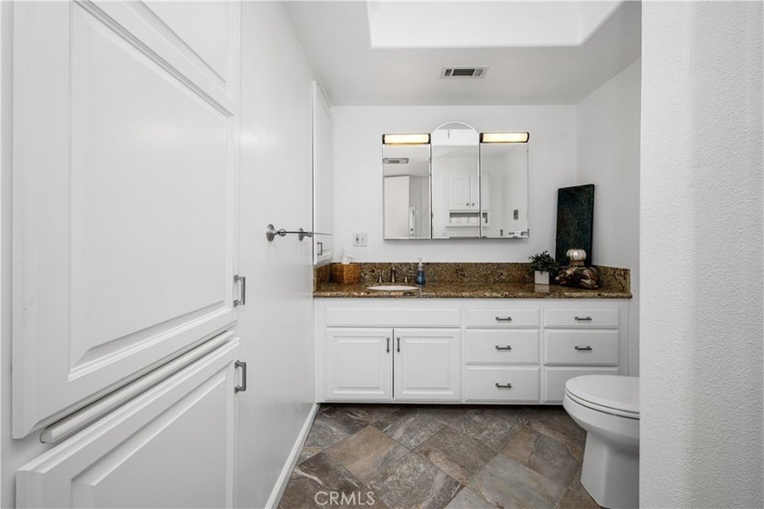 IMMACULANT 2 bedroom 1 1/2 bath corner unit in Mutual 10! This - photo 35