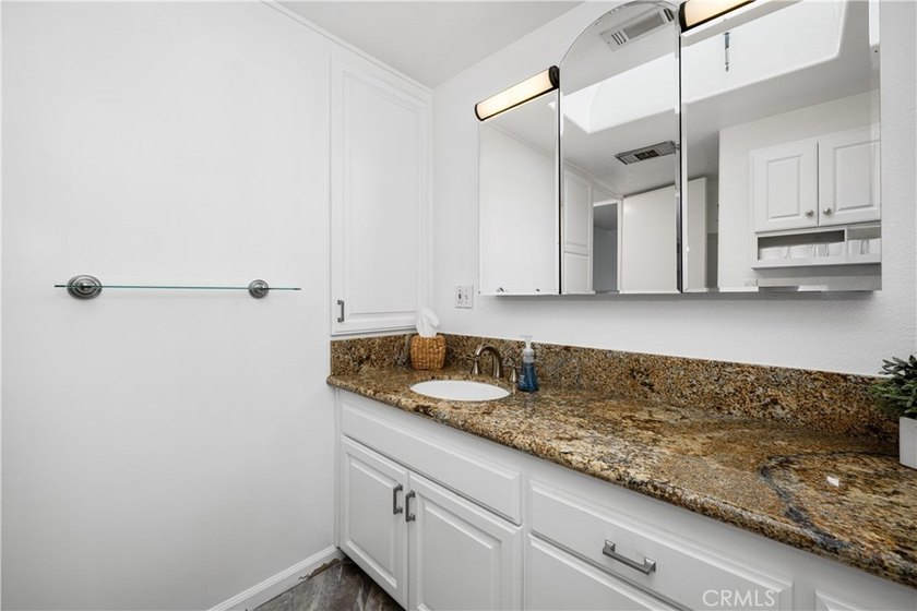 IMMACULANT 2 bedroom 1 1/2 bath corner unit in Mutual 10! This - photo 36