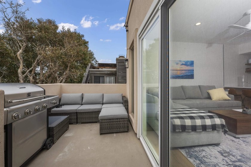 Beautifully renovated 3bed/3bath townhome located steps from the - photo 31
