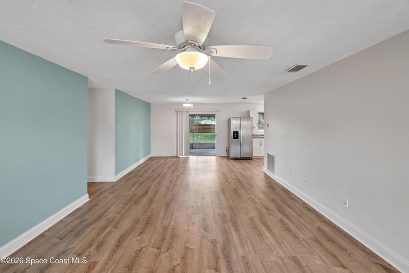 Charming home ready for its new owners! Enjoy added privacy with - photo 4