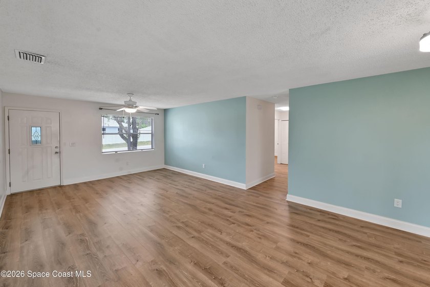 Charming home ready for its new owners! Enjoy added privacy with - photo 6