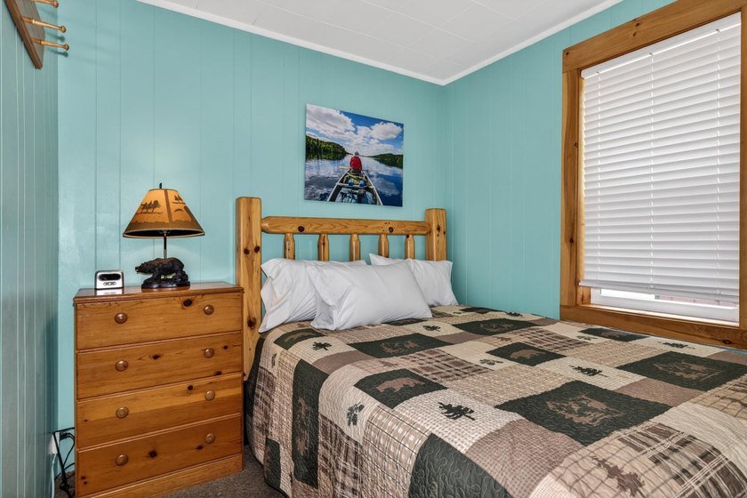 Beautiful year-round cabin situated right at the water's edge - photo 13