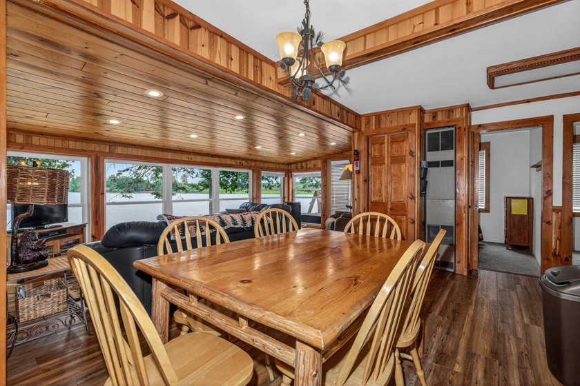 Beautiful year-round cabin situated right at the water's edge - photo 14