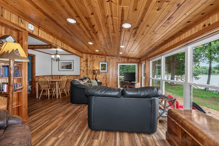 Beautiful year-round cabin situated right at the water's edge - photo 15
