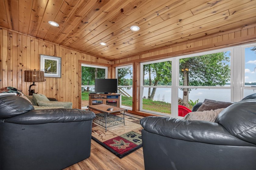Beautiful year-round cabin situated right at the water's edge - photo 16