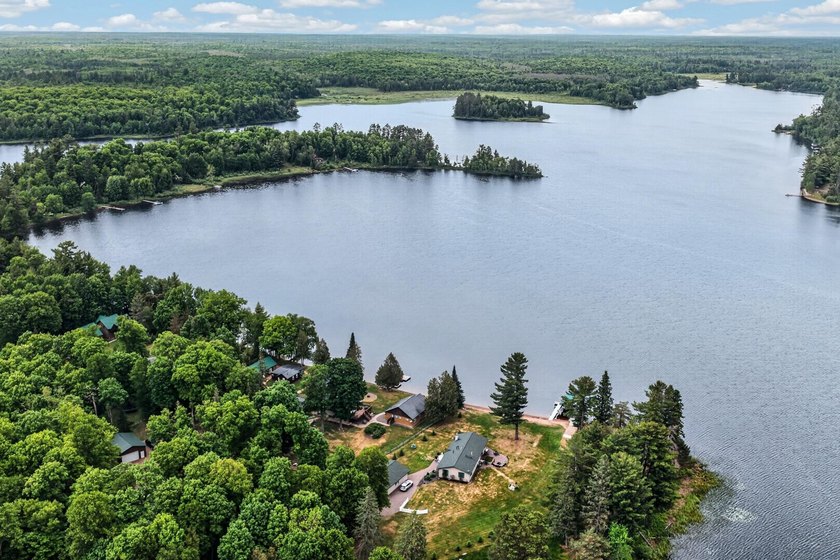 Beautiful year-round cabin situated right at the water's edge - photo 20