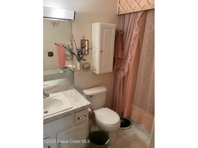 Inviting 2 bedroom, 2 bathroom condo located in the Royal Oak - photo 22