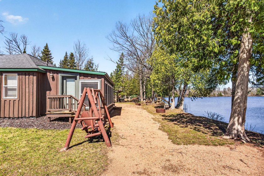 Beautiful year-round cabin situated right at the water's edge - photo 23
