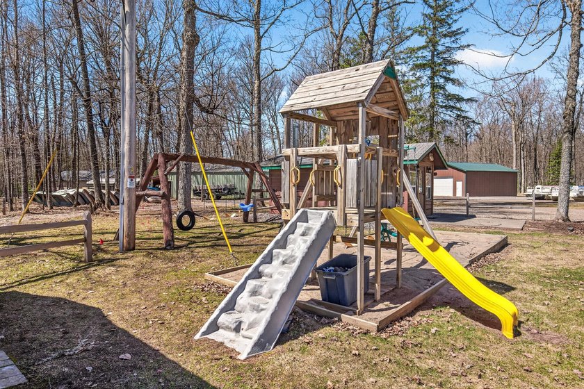 Beautiful year-round cabin situated right at the water's edge - photo 25