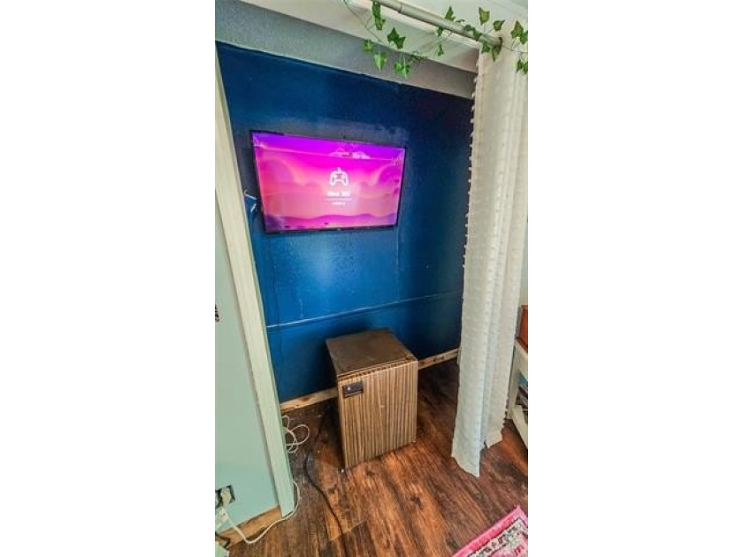 This well-maintained, turn-key 1996 mobile home features 3 - photo 46