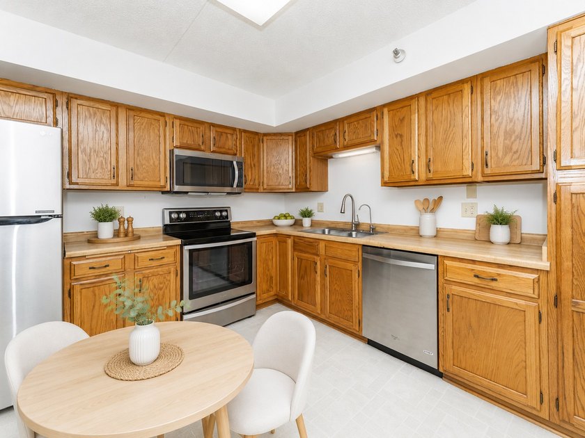 Enjoy a comfortable, convenient lifestyle in this light-filled - photo 4