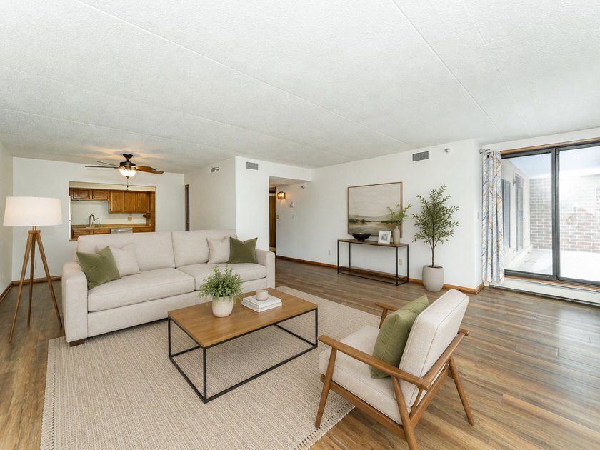 Enjoy a comfortable, convenient lifestyle in this light-filled - photo 7