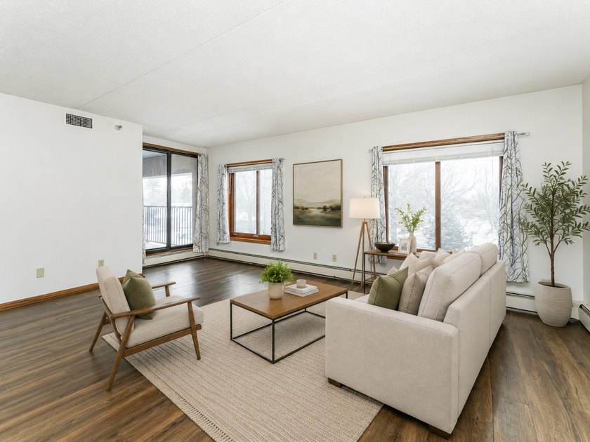 Enjoy a comfortable, convenient lifestyle in this light-filled - photo 9
