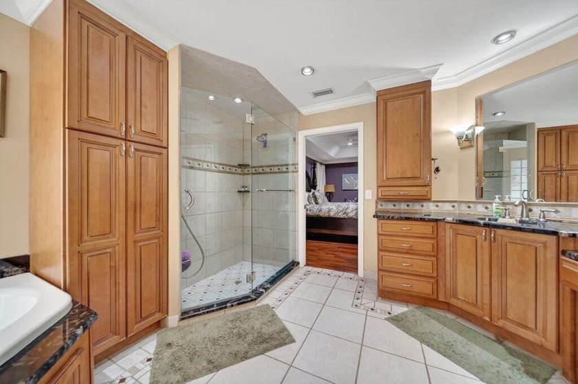 Welcome to this well-appointed 4-bedroom, 3-bathroom residence - photo 13