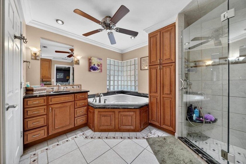 Welcome to this well-appointed 4-bedroom, 3-bathroom residence - photo 14