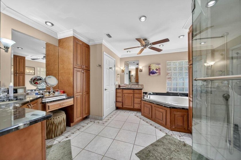 Welcome to this well-appointed 4-bedroom, 3-bathroom residence - photo 15