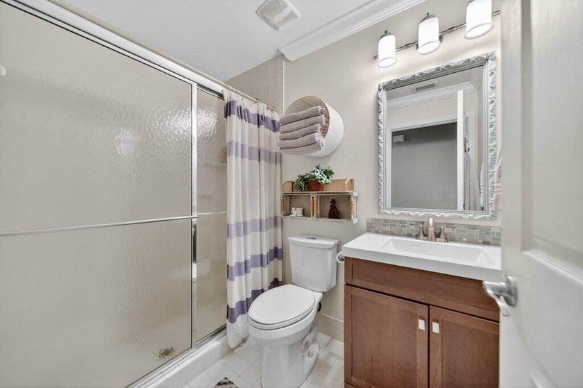 Welcome to this well-appointed 4-bedroom, 3-bathroom residence - photo 19
